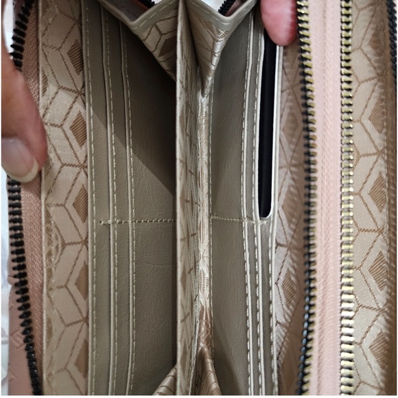 ADRIENNE VITTADINI DOULBE
ZIP PHONE WALLET - Picture 9 of 11